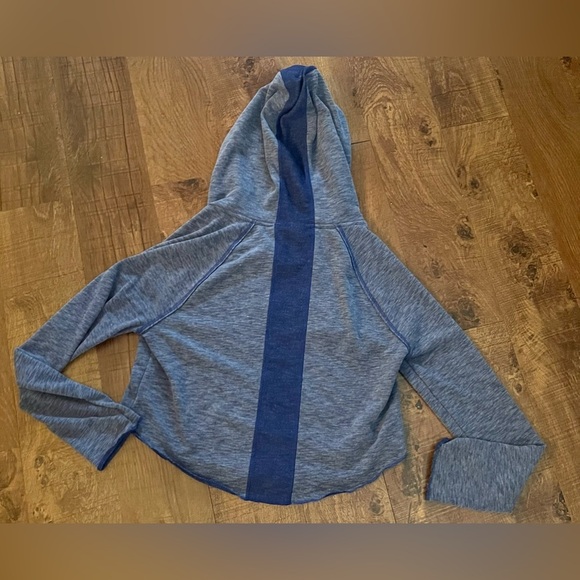 Under Armour crop Womens hoodie Sz medium semi fitted blue pocket drawstring - Picture 6 of 6